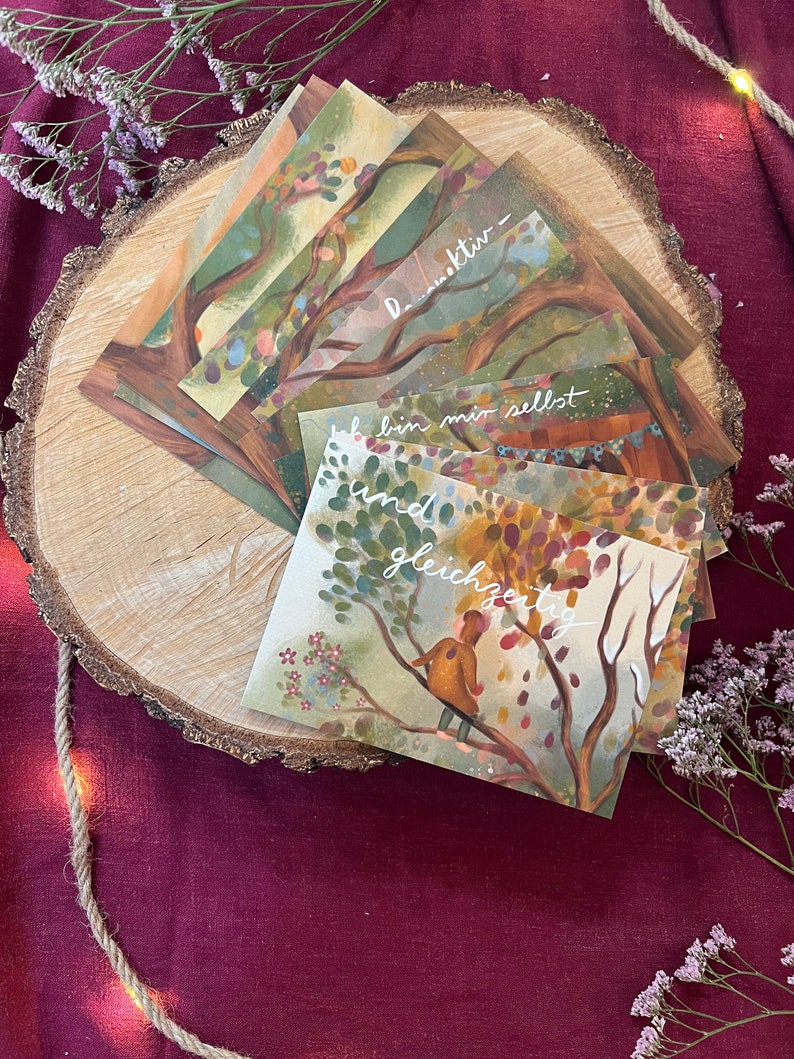 Postkartenset "Baumbotschaften" | Ein liebevoll illustriertes 12-teiliges Affirmationsmotiv mit warmen Farben, vielen Details und stärkenden Gedanken