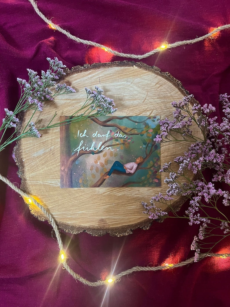 Postkarte „Ich darf das fühlen.“ | Baumbotschaften 6: Ein liebevoll illustriertes Affirmationsmotiv über Gefühle und Berechtigung.