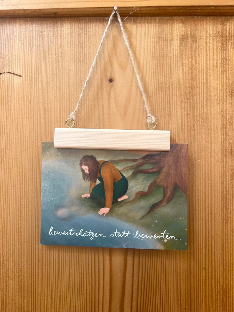 Postkarte „Bewertschätzen statt bewerten.“ | Baumbotschaften 11: Ein liebevoll illustriertes Affirmationsmotiv über eine Herzenshaltung.