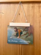 Postkarte „Bewertschätzen statt bewerten.“ | Baumbotschaften 11: Ein liebevoll illustriertes Affirmationsmotiv über eine Herzenshaltung.