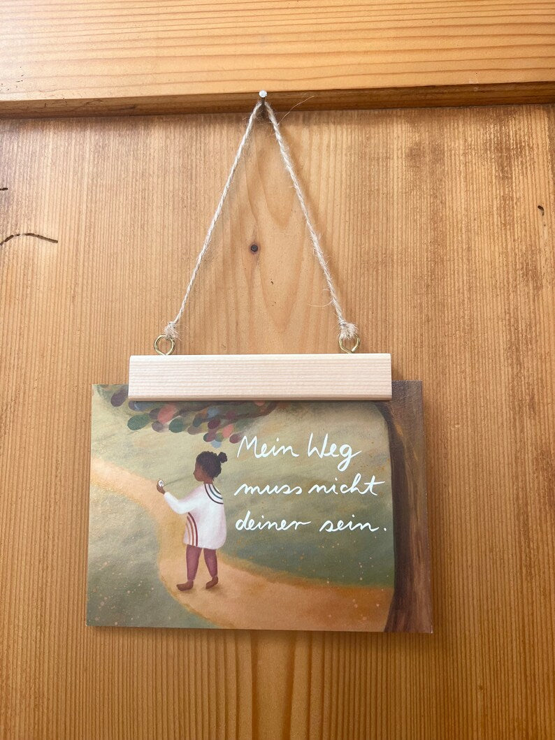 Postkarte „Mein Weg muss nicht deiner sein.“ | Baumbotschaften 9: Ein Affirmationsmotiv über Werte und meinen inneren Kompass.