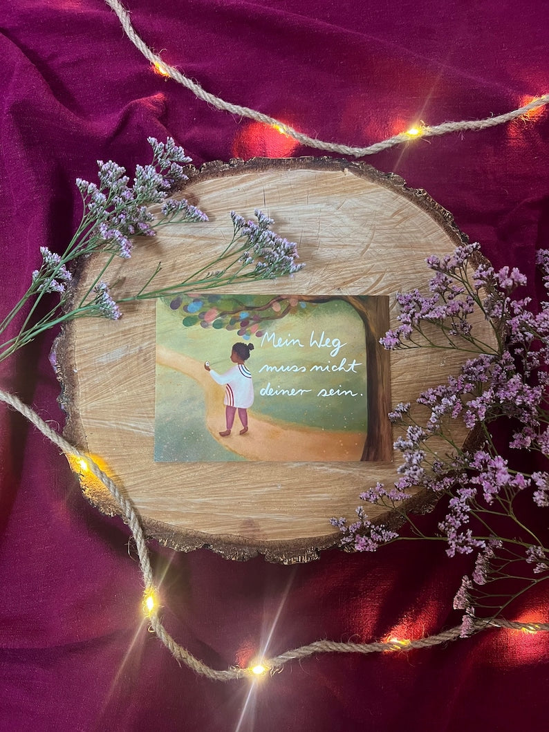 Postkarte „Mein Weg muss nicht deiner sein.“ | Baumbotschaften 9: Ein Affirmationsmotiv über Werte und meinen inneren Kompass.