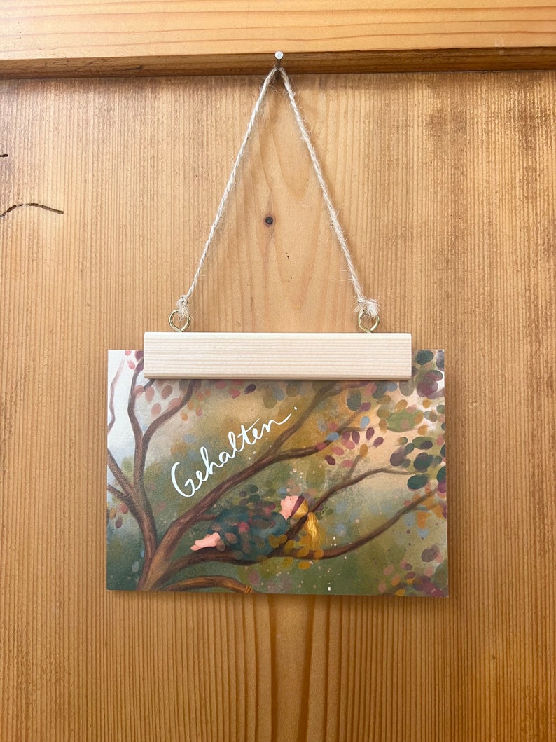 Postkarte „Gehalten.“ | Baumbotschaften 2: Ein liebevoll illustriertes Affirmationsmotiv über Geborgenheit und Trost.