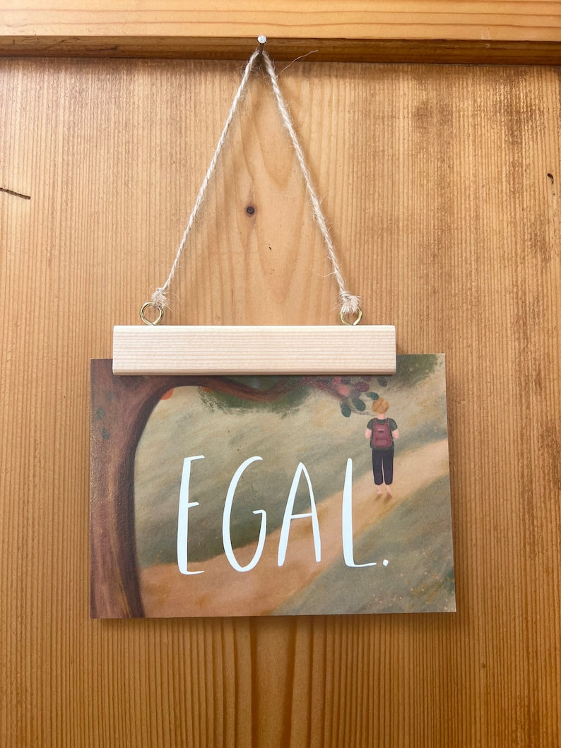 Postkarte „Egal.“ | Baumbotschaften 10: Ein liebevoll illustriertes Affirmationsmotiv über die Dinge, denen wir den Rücken zukehren können.