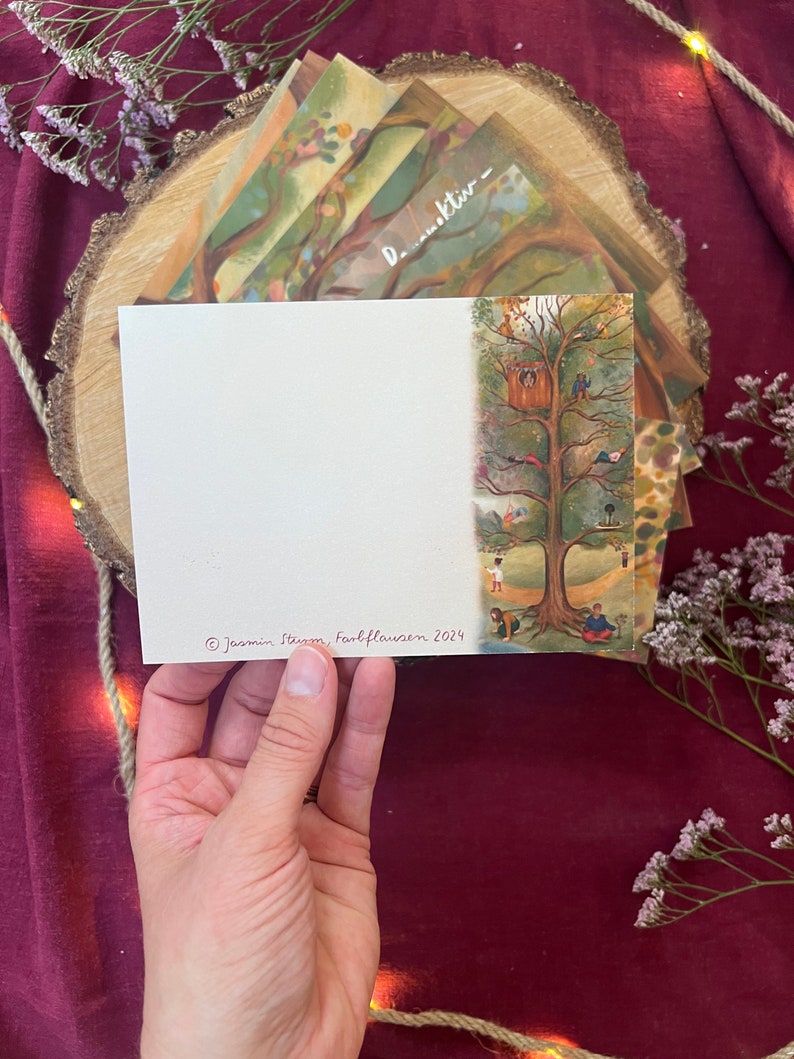 Postkartenset "Baumbotschaften" | Ein liebevoll illustriertes 12-teiliges Affirmationsmotiv mit warmen Farben, vielen Details und stärkenden Gedanken