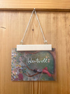 Postkarte „Wertvoll.“ | Baumbotschaften 5: Ein liebevoll illustriertes Affirmationsmotiv über Wert ohne Leistung.