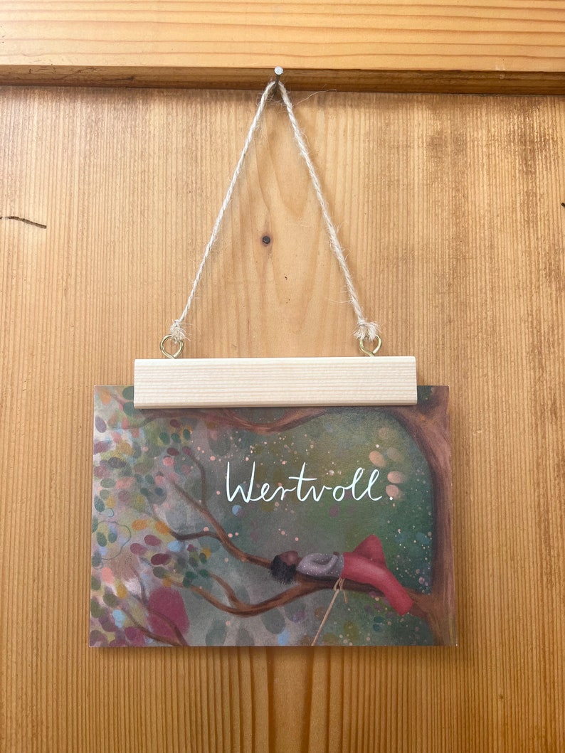 Postkarte „Wertvoll.“ | Baumbotschaften 5: Ein liebevoll illustriertes Affirmationsmotiv über Wert ohne Leistung.