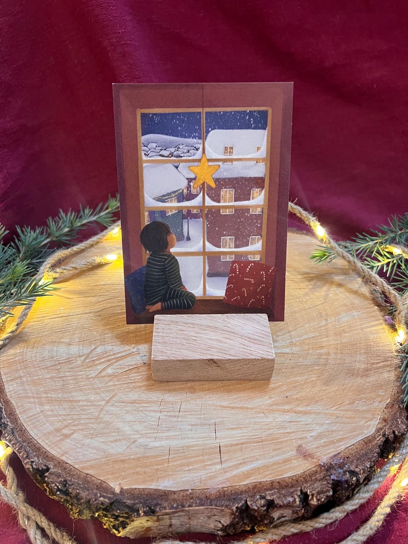 Postkarte „Schneefenster“ | Ein Blick aus dem Fenster in einer Weihnachts-/ Winternacht