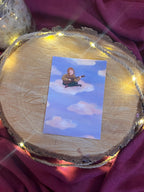 Postkarte „Wolkenort“ | Eine Illustration mit warmweichen Wohlfühlmotiv.