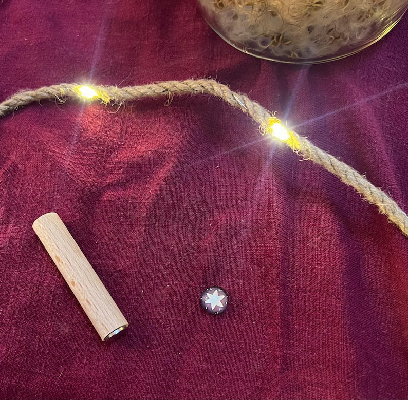 Magnetpostkartenständer „Stern“ | Ein besonderes, von mir illustriertes Produkt, nutzbar als variabel einstellbarer Tischständer oder Magnet