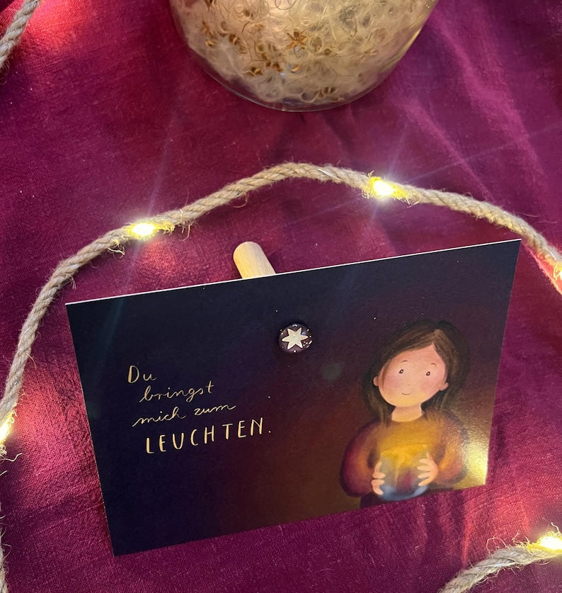 Magnetpostkartenständer „Stern“ | Ein besonderes, von mir illustriertes Produkt, nutzbar als variabel einstellbarer Tischständer oder Magnet