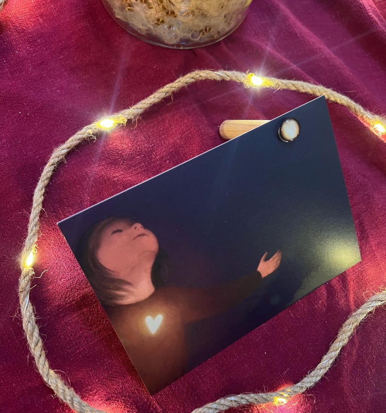 Magnetpostkartenständer „Herz“ | Ein besonderes, von mir illustriertes Produkt, nutzbar als variabel einstellbarer Tischständer oder Magnet