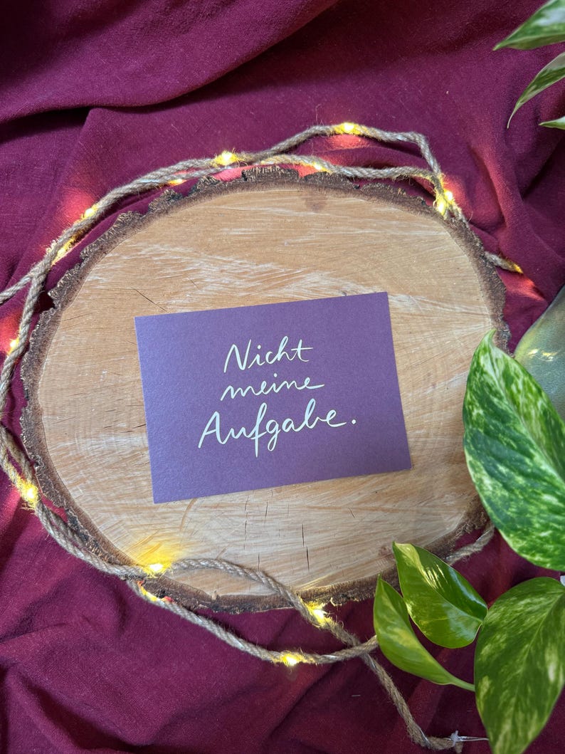 Postkarte „Nicht meine Aufgabe“ | Drei Wörter, die es manchmal braucht. Oder oft.