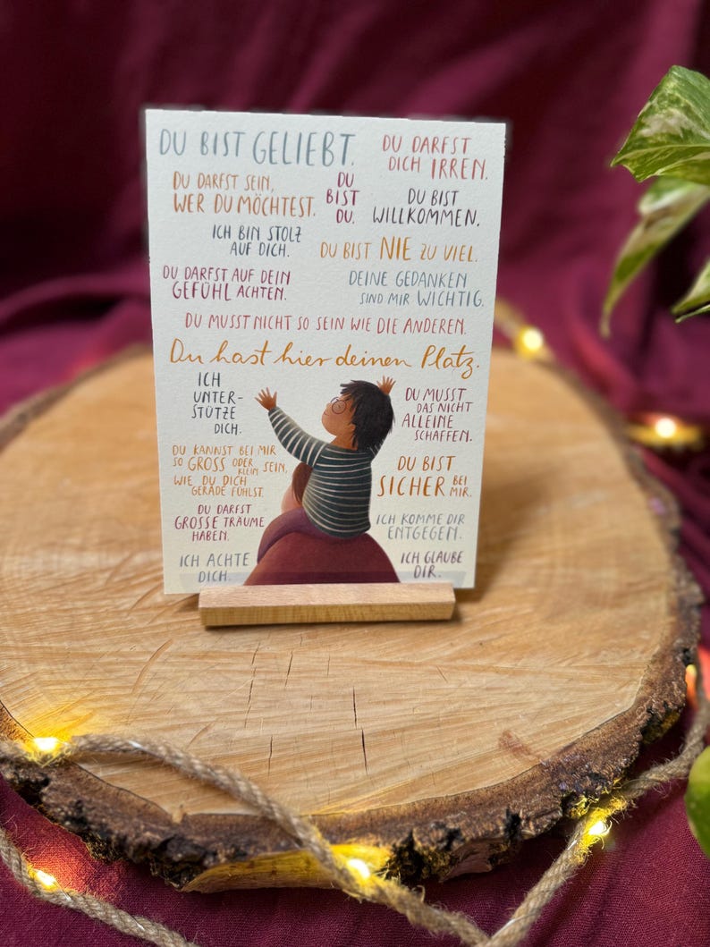Postkarte "Botschaften für Kinder 2" | eine Postkarte mit 19 liebevollen Sätzen und einer warmen Illustration.