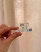 Sticker „Haltet fest zusammen“ | Gegen den Faschismus hier im Land. Wir sind die Brandmauer!