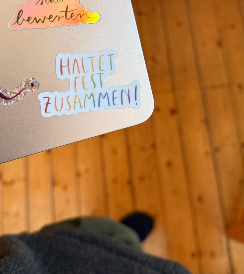 Sticker „Haltet fest zusammen“ | Gegen den Faschismus hier im Land. Wir sind die Brandmauer!