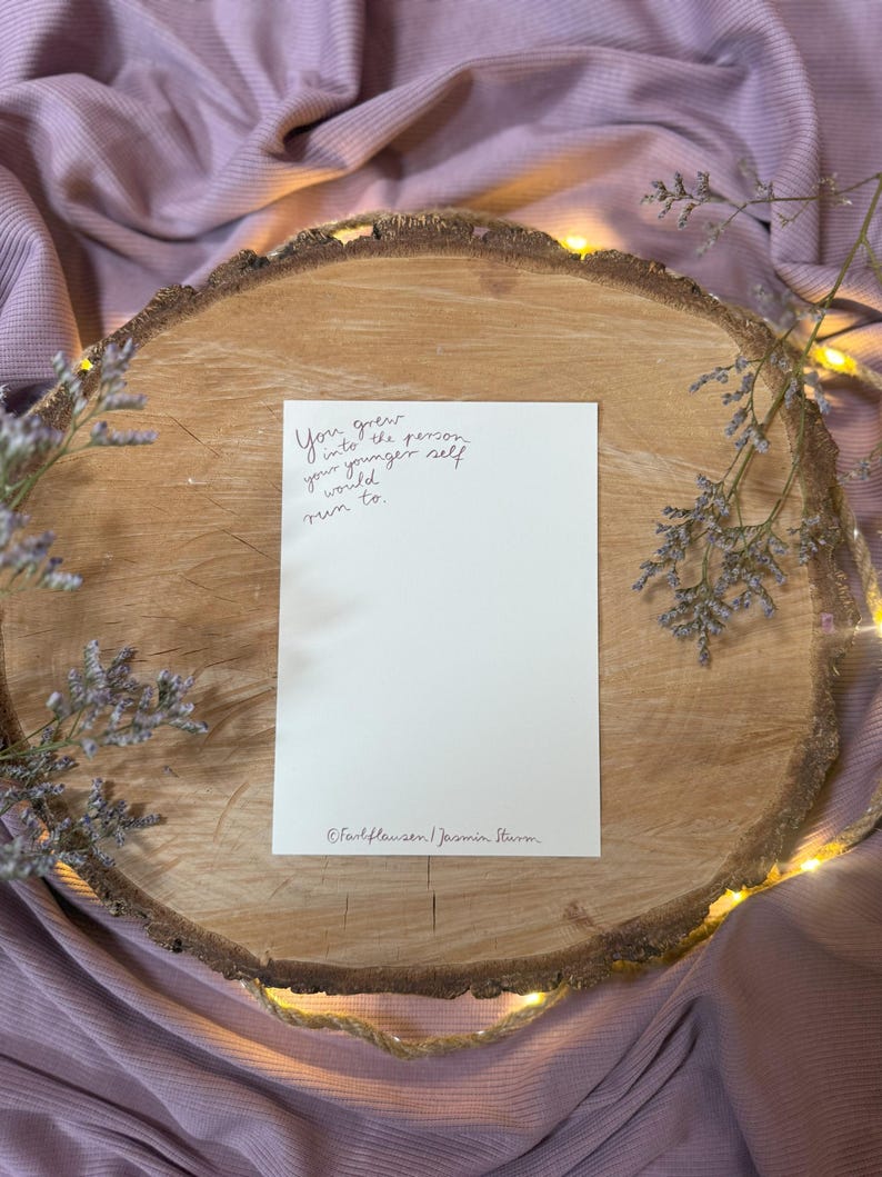 Postkarte „You grew into the person your younger self would run to“ | Ein Motiv über warmweichklares Ankommen bei dir selbst.