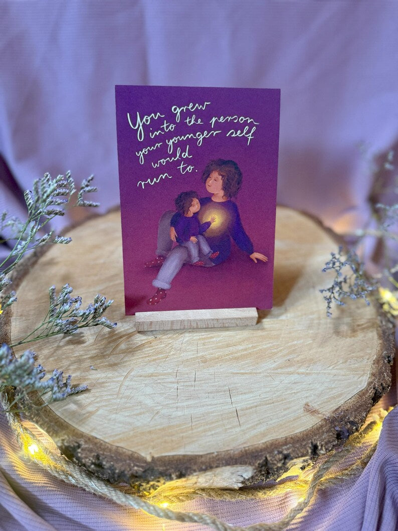 Postkarte „You grew into the person your younger self would run to“ | Ein Motiv über warmweichklares Ankommen bei dir selbst.