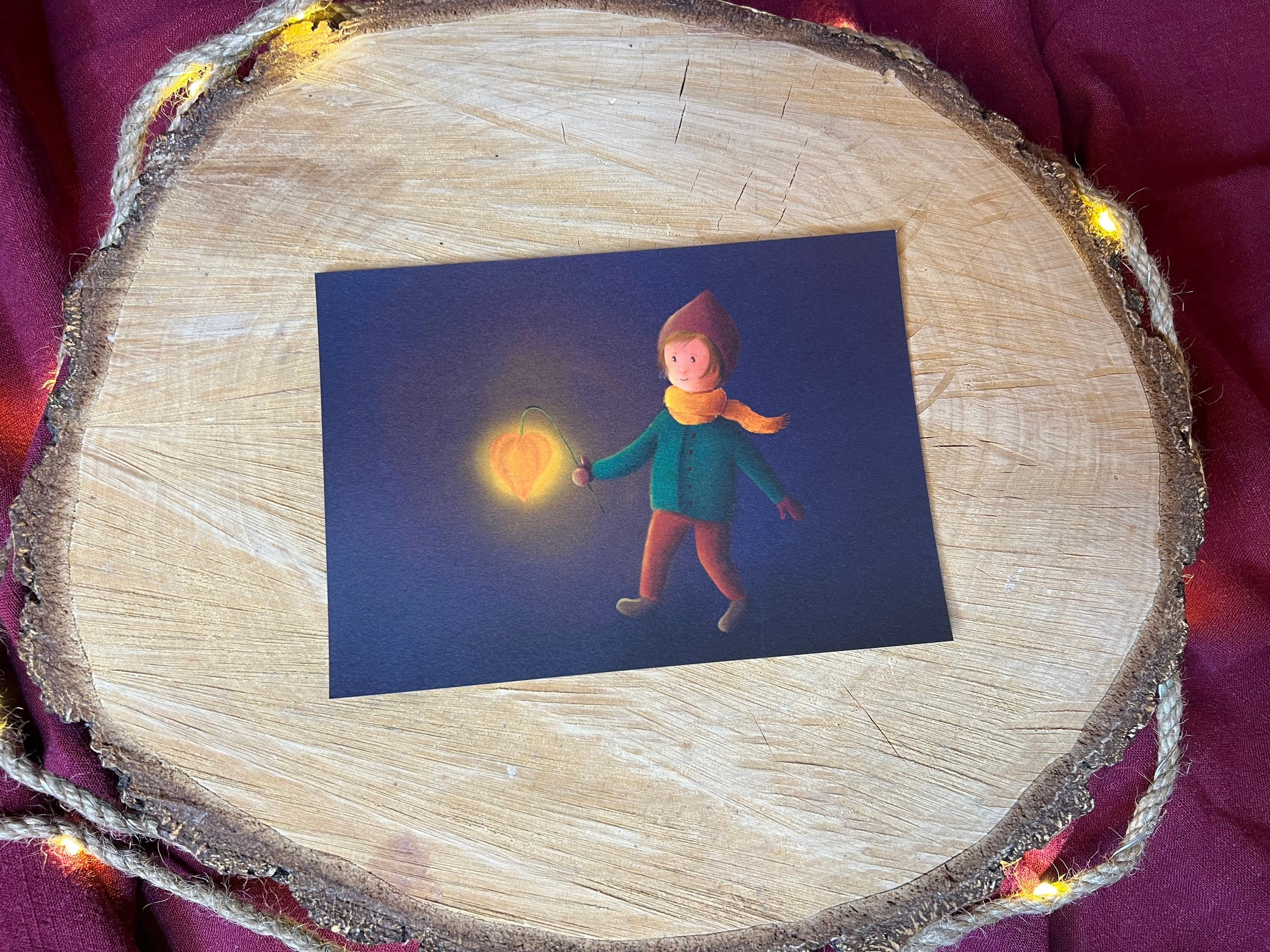 Postkarte „Laternenkind“ | Dekoration, Geschenk, Licht, Hoffnung, Laternenfest, Kerze, Sankt Martin, Jahreszeitentisch, Kinderzimmer