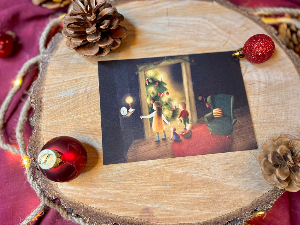 Postkarte "Weihnachtszimmer" | eine zauberhafte Illustrationspostkarte von 4 Kindern am Tannenbaum. Geschenk, Deko, Heiligabend, Lichterglanz, Vorfreude