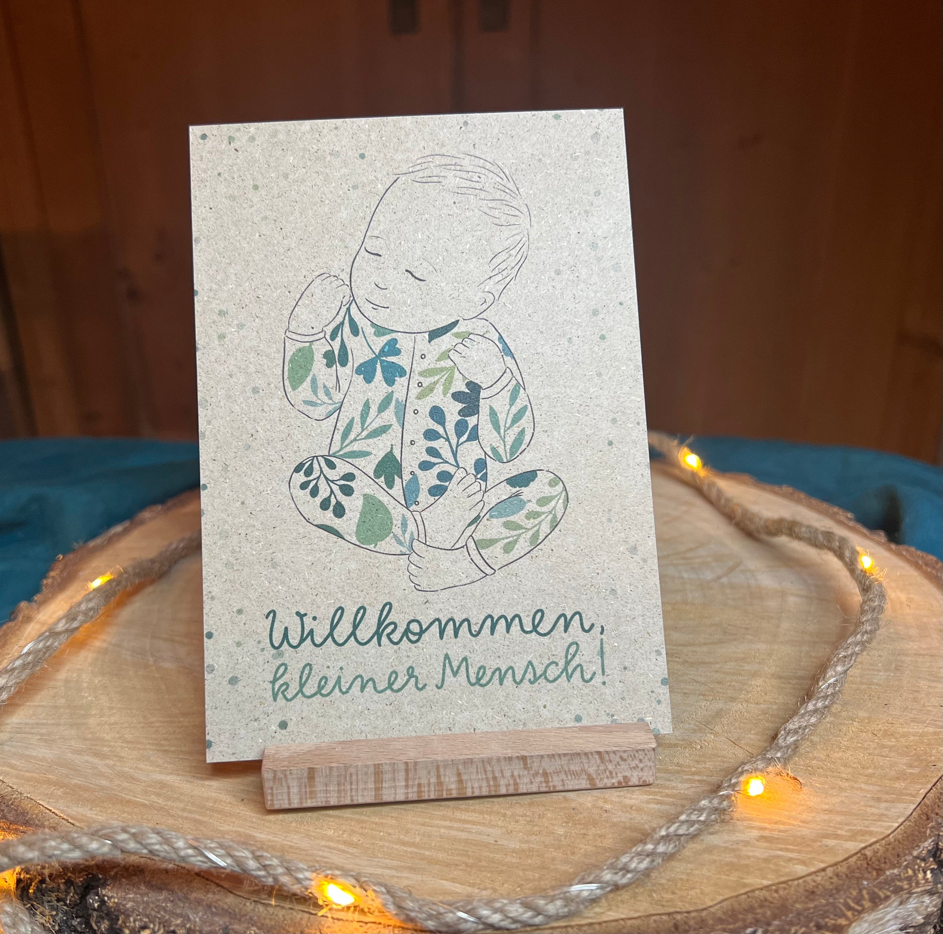 Postkarte "Willkommen, kleiner Mensch!" | Glückwunschkarte für die Ankunft eines Babys; mit Zeichnung, botanischen Elementen&Schriftzug auf Graspapier