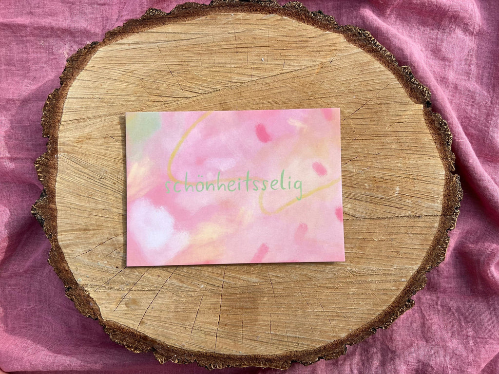 Postkarte „Schönheitsselig“ | ein Motiv für Frühlingsliebende, Schönheitssuchende und Liebende. Handlettering auf abstraktem Hintergrund.