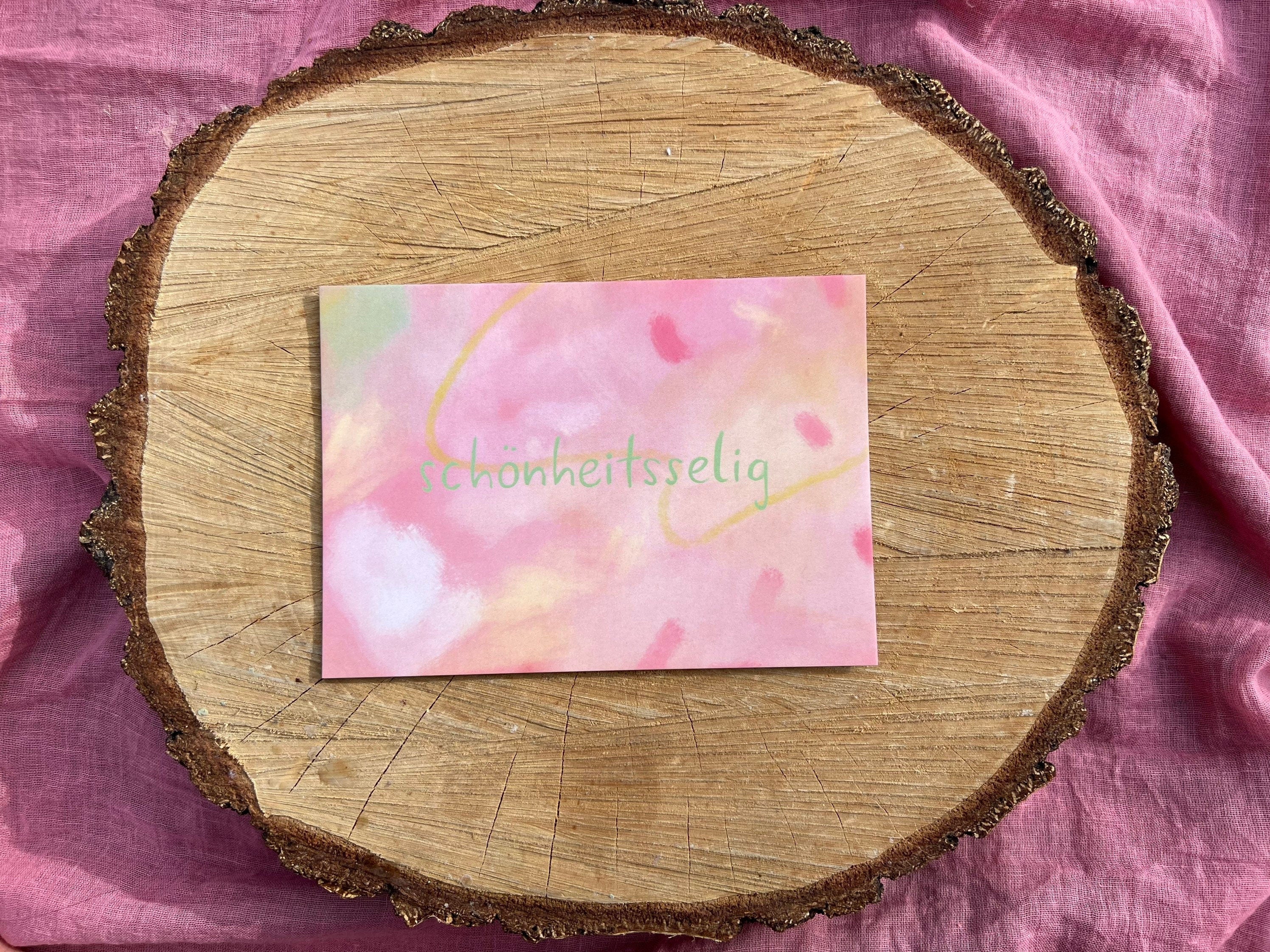 Postkarte „Schönheitsselig“ | ein Motiv für Frühlingsliebende, Schönheitssuchende und Liebende. Handlettering auf abstraktem Hintergrund.