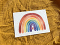 Postkarte „Regenbogen“ | ein zarter Regenbogen mit Sprenkeln in wunderschönen Farben.