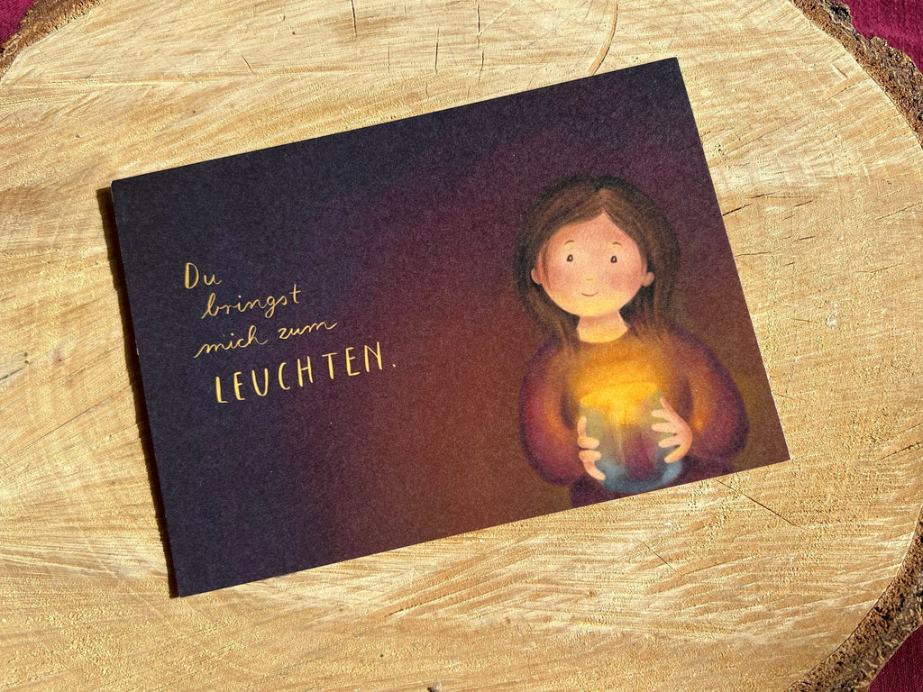 Postkarte "Du bringst mich zum Leuchten" | Eine Illustration mit dem schönsten Kompliment.