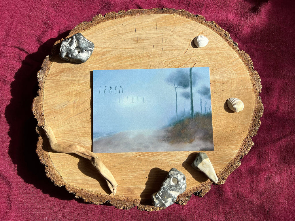 Postkarte "LEBEN NEBEL" | Eine Illustration vom nebligen Ostseestrand und dem Leben.