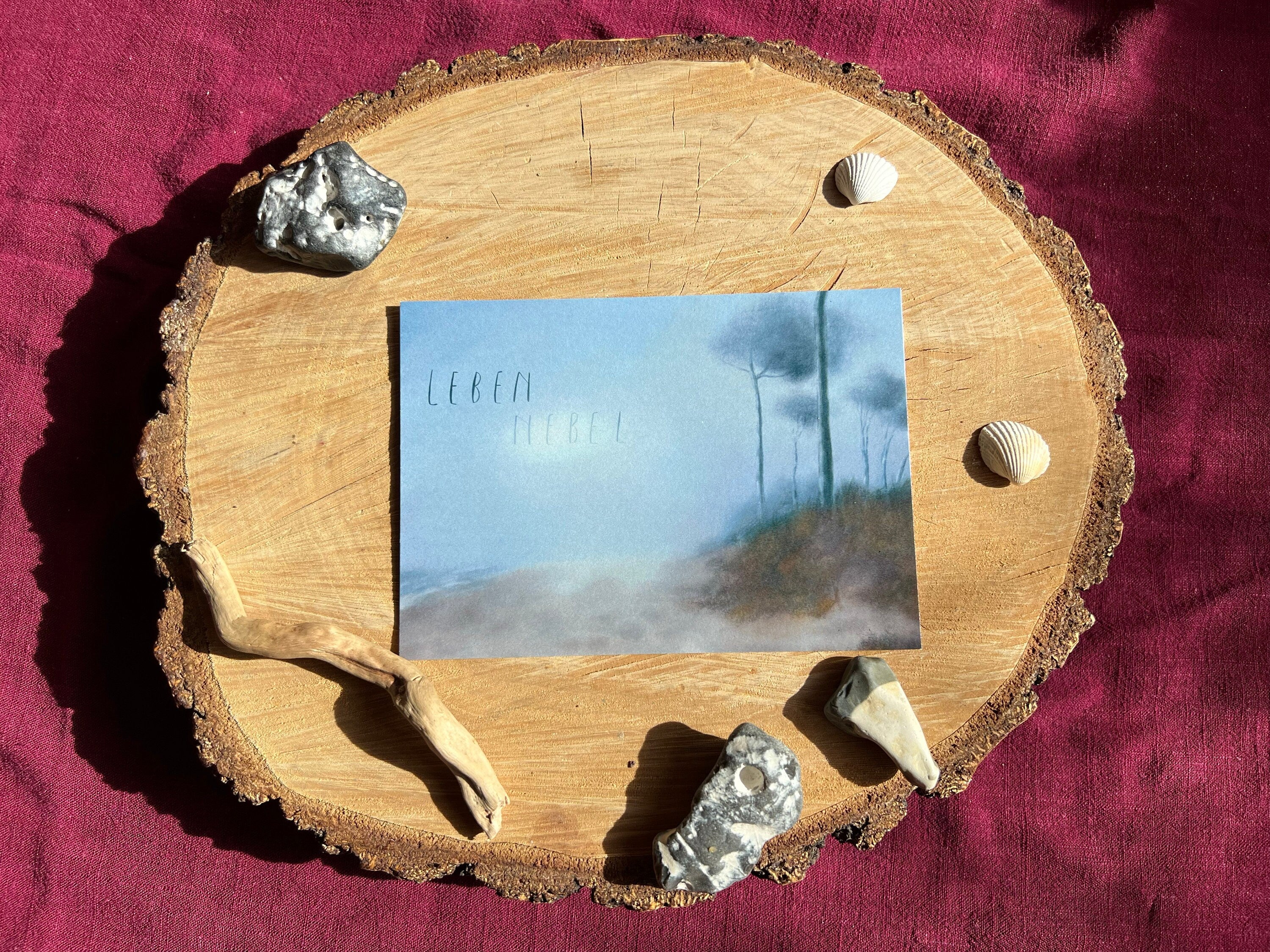 Postkarte "LEBEN NEBEL" | Eine Illustration vom nebligen Ostseestrand und dem Leben.