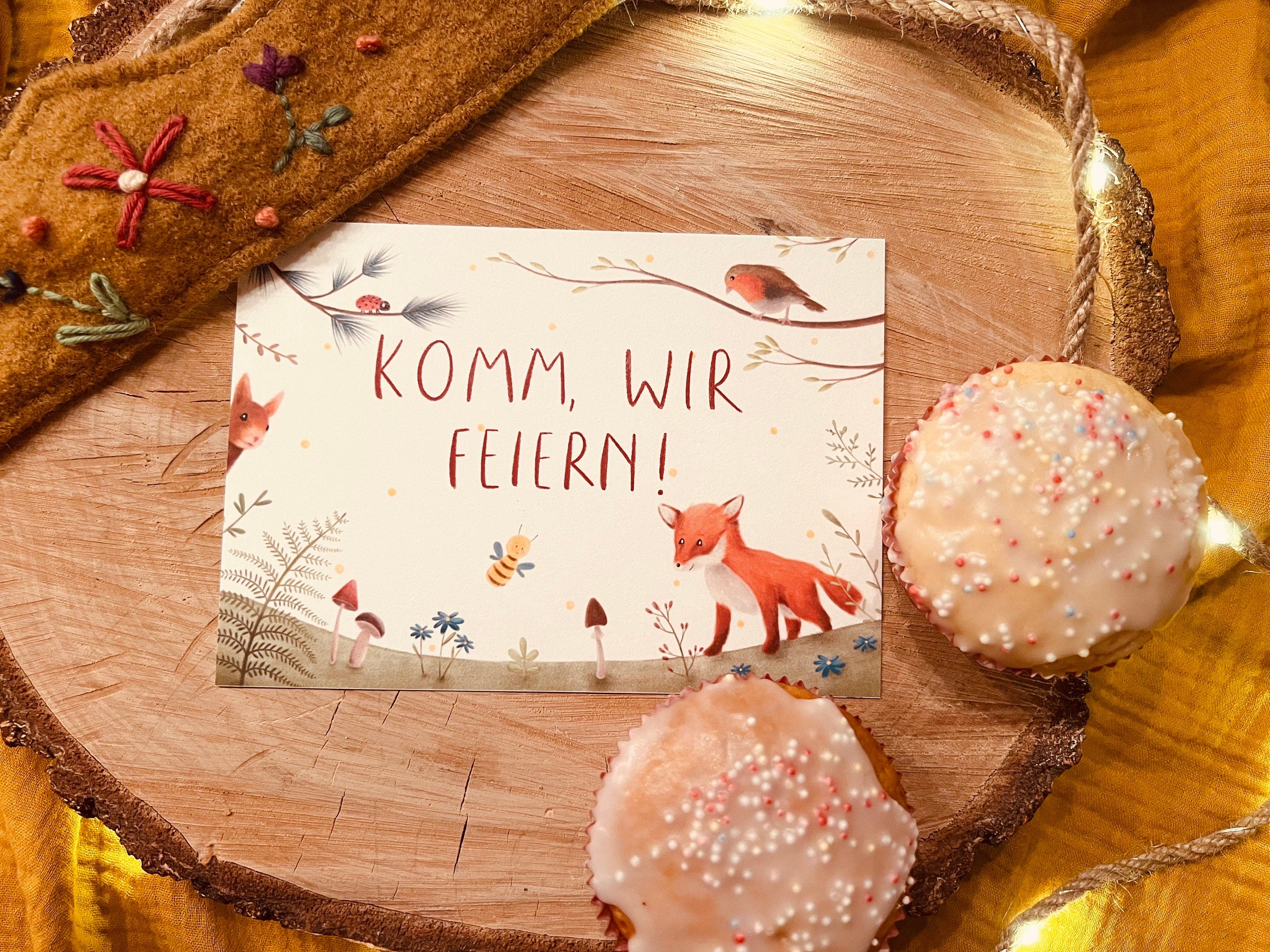 Postkarte "Komm, wir feiern!" | Eine  Einladungskarte für euren Kindergeburtstag, liebevoll illustriert mit Waldtieren und Textvordruck.