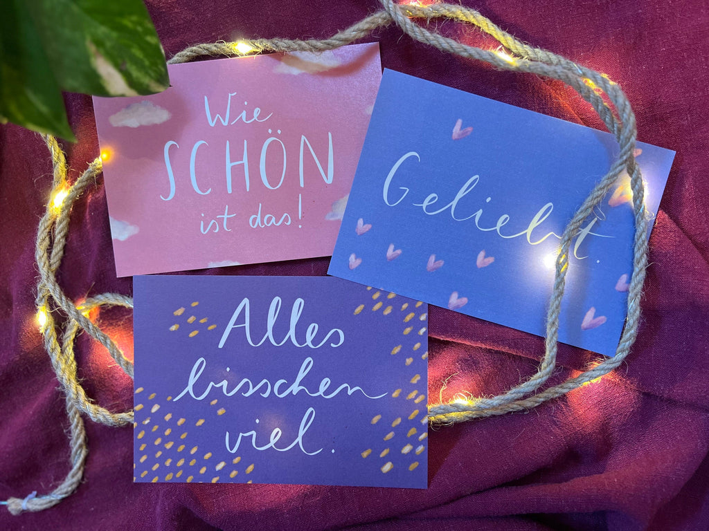 Postkartenset "Wörter auf Mustern" | Drei Postkarten im Set, die nicht viele Wörter benötigen, um viel zu sagen.