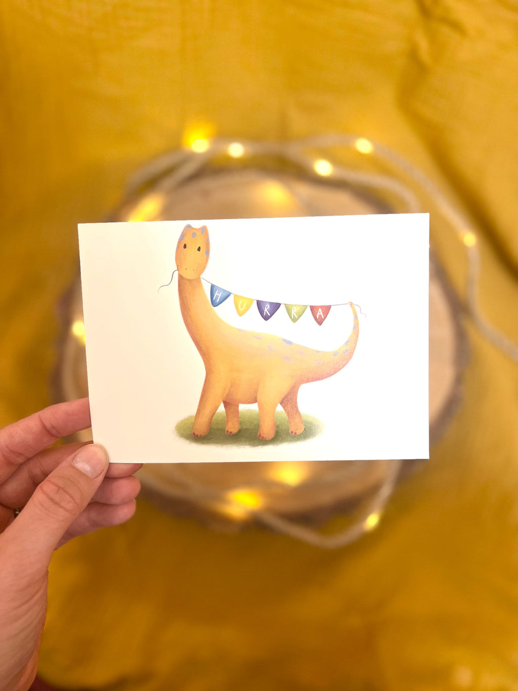 Postkarte „Hurra“ | Dino mit Wimpelkette, Einladung, Kindergeburtstag, handmade Illustration, Für Jungen & Mädchen