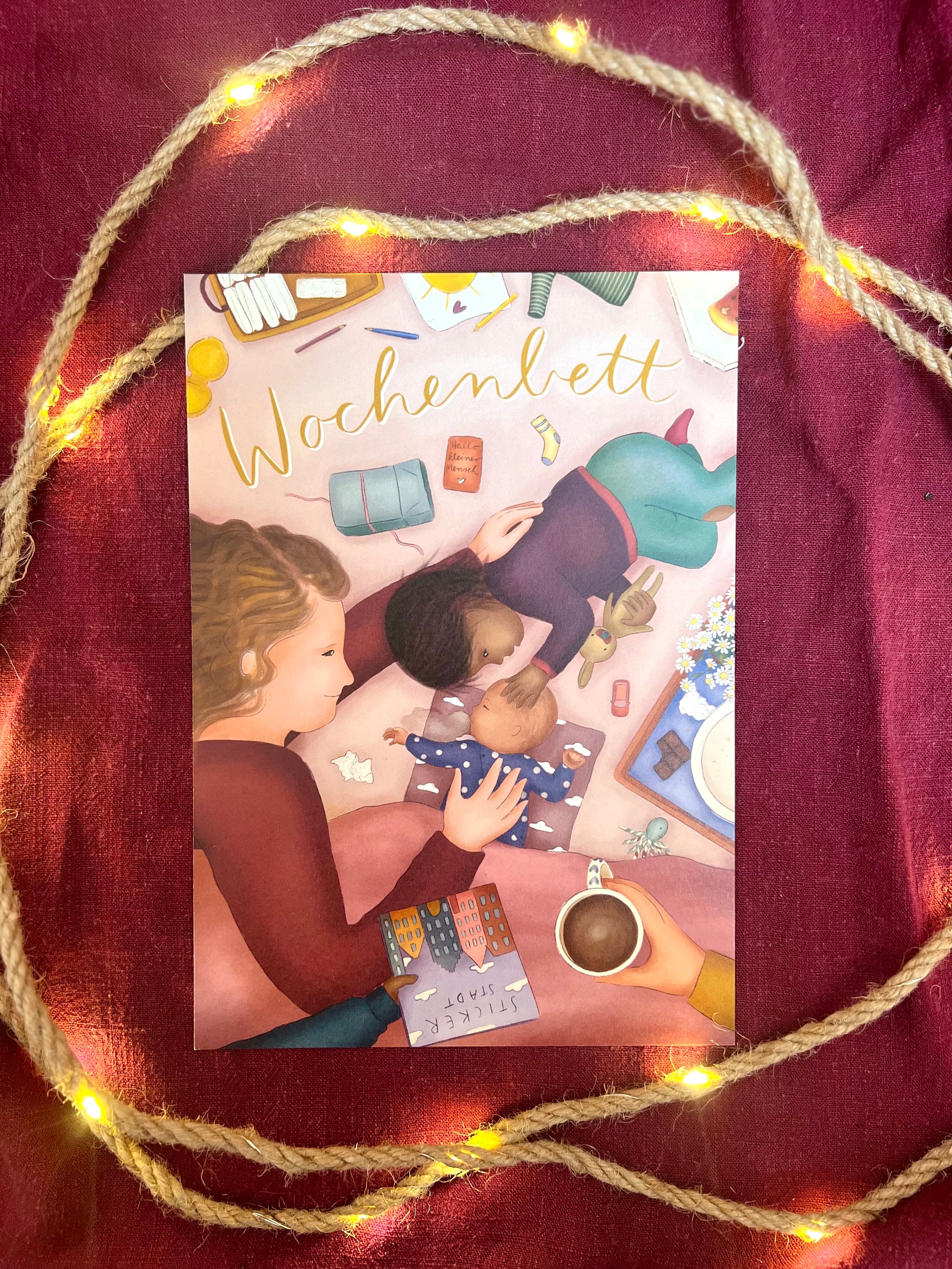 Illustrationsdruck / Maxi-Postkarte „Wochenbett mit Geschwisterkind(ern)“  | Für alle, die neuen Familien etwas Gutes tun möchten.