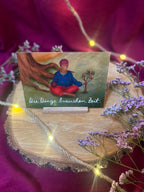 Postkarte „Die Dinge brauchen Zeit.“ | Baumbotschaften 12: Ein liebevoll illustriertes Affirmationsmotiv über Geduld mit uns selbst&anderen.