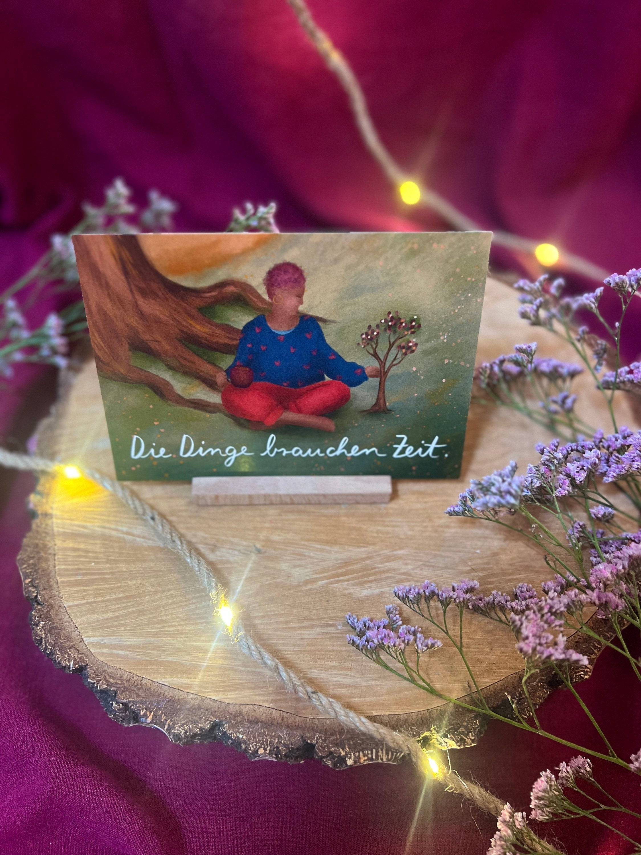 Postkarte „Die Dinge brauchen Zeit.“ | Baumbotschaften 12: Ein liebevoll illustriertes Affirmationsmotiv über Geduld mit uns selbst&anderen.