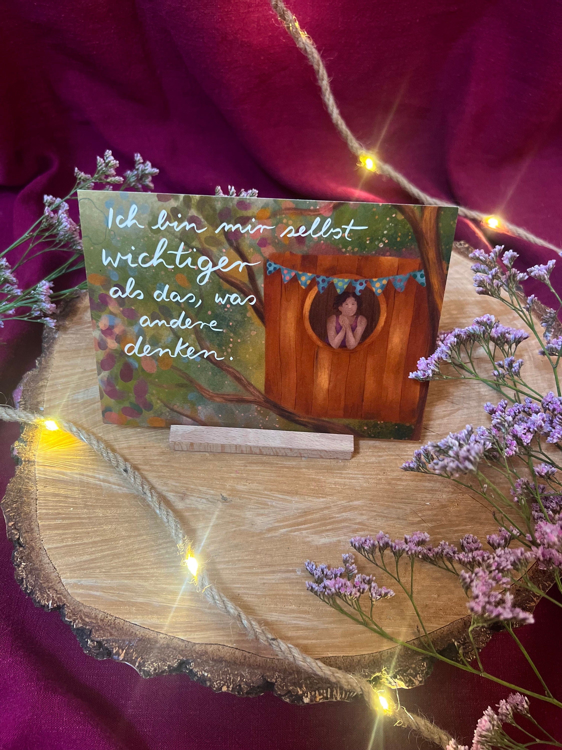 Postkarte „Ich bin mir selbst wichtiger als das, was andere denken.“ | Baumbotschaften 3: Ein liebevoll illustriertes Affirmationsmotiv.