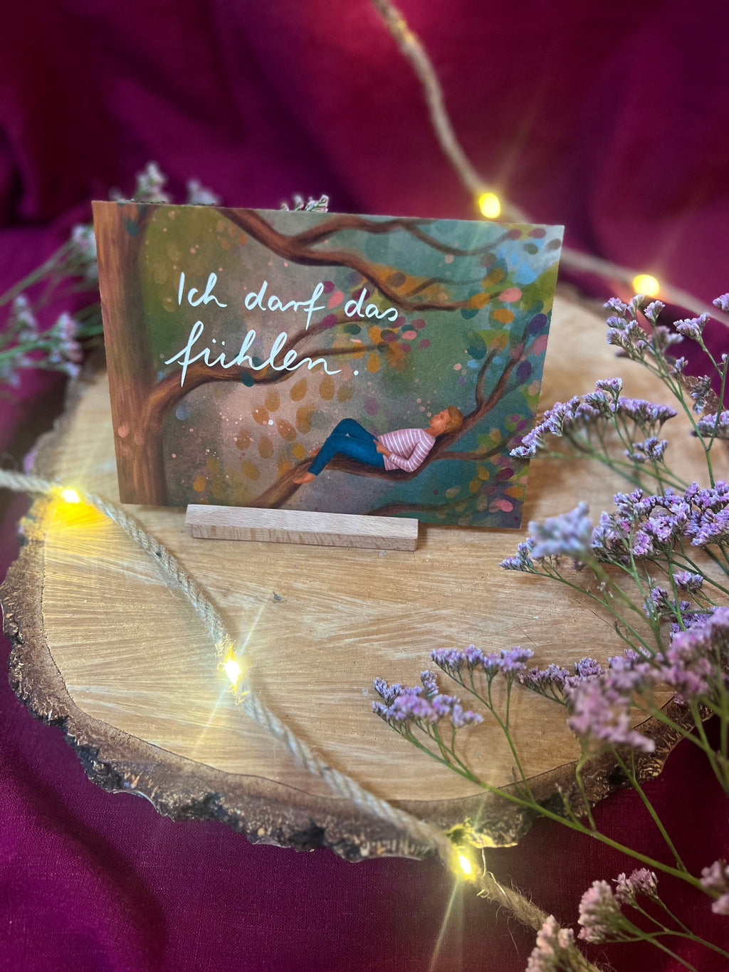 Postkarte „Ich darf das fühlen.“ | Baumbotschaften 6: Ein liebevoll illustriertes Affirmationsmotiv über Gefühle und Berechtigung.