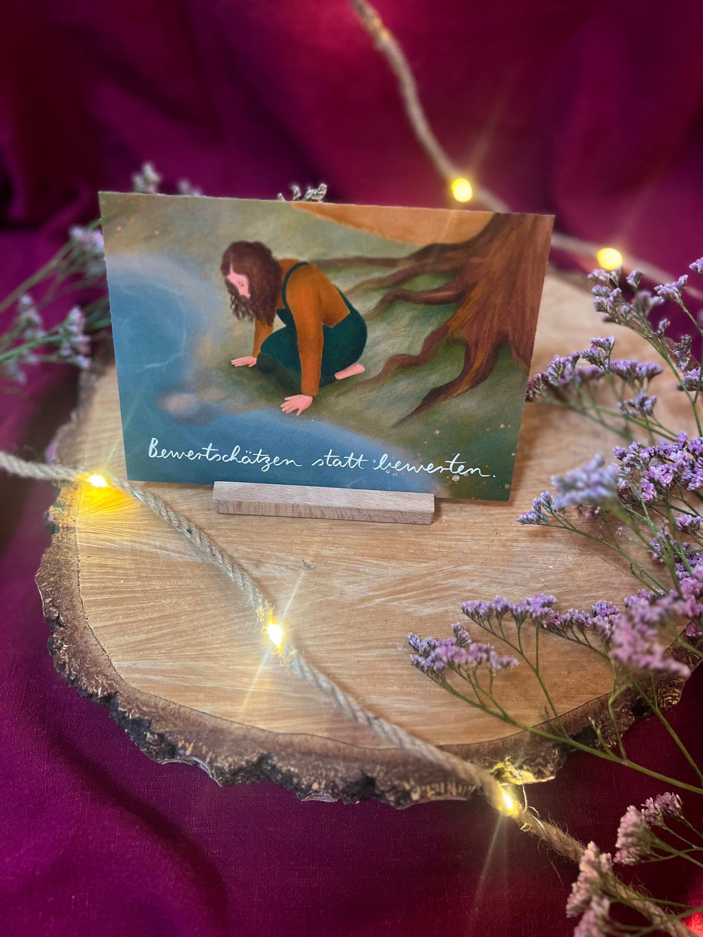 Postkarte „Bewertschätzen statt bewerten.“ | Baumbotschaften 11: Ein liebevoll illustriertes Affirmationsmotiv über eine Herzenshaltung.