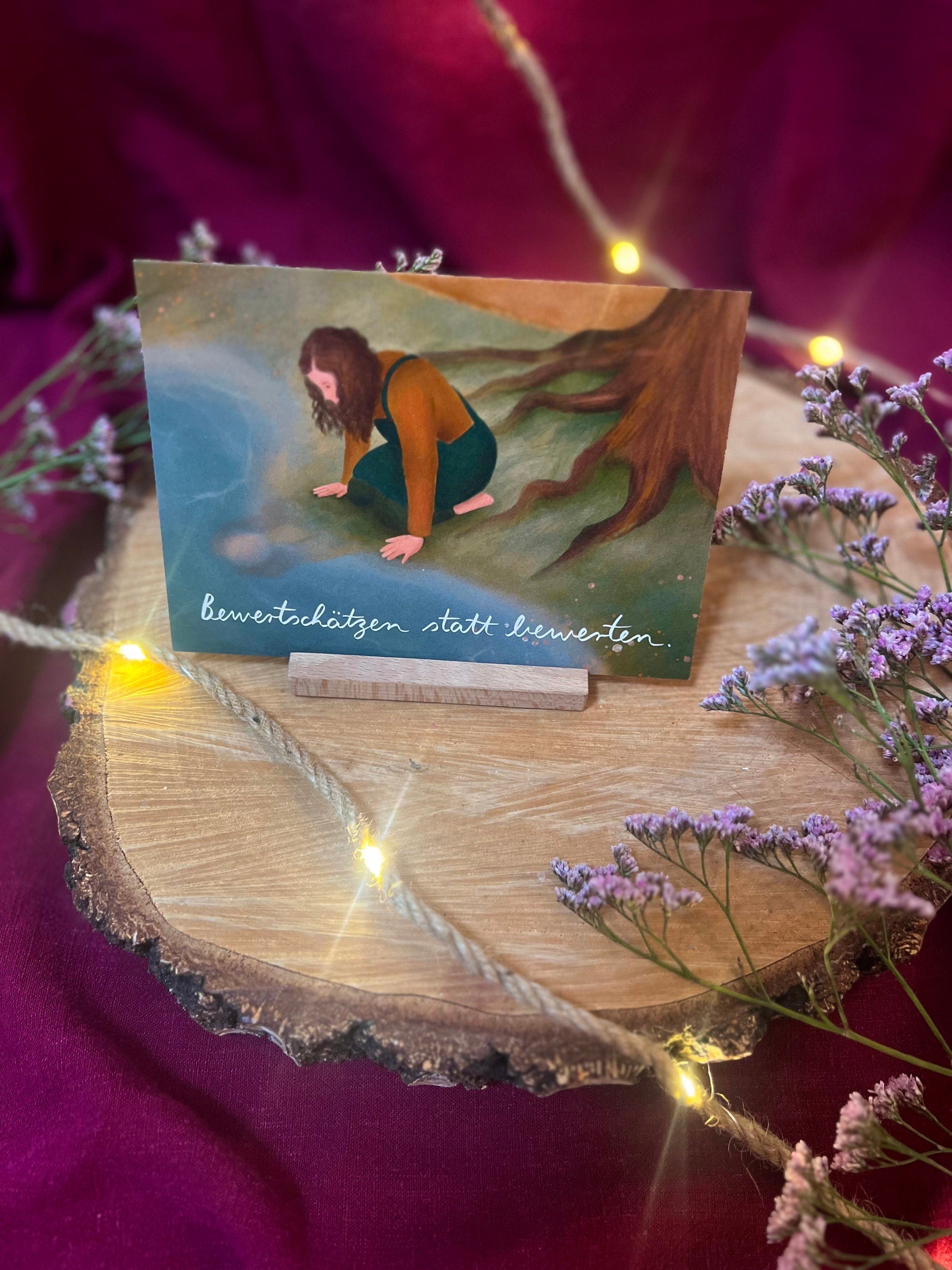 Postkarte „Bewertschätzen statt bewerten.“ | Baumbotschaften 11: Ein liebevoll illustriertes Affirmationsmotiv über eine Herzenshaltung.