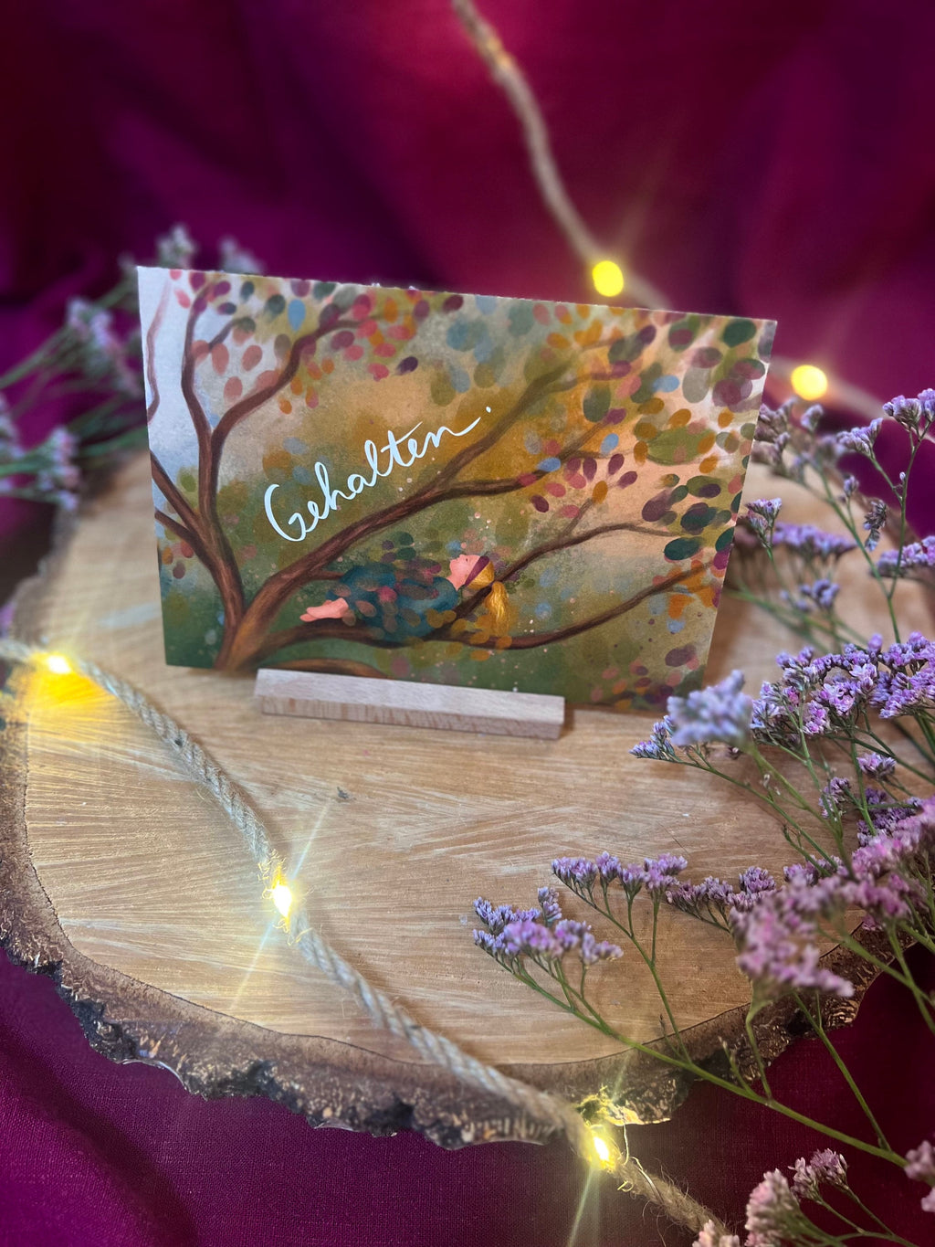 Postkarte „Gehalten.“ | Baumbotschaften 2: Ein liebevoll illustriertes Affirmationsmotiv über Geborgenheit und Trost.