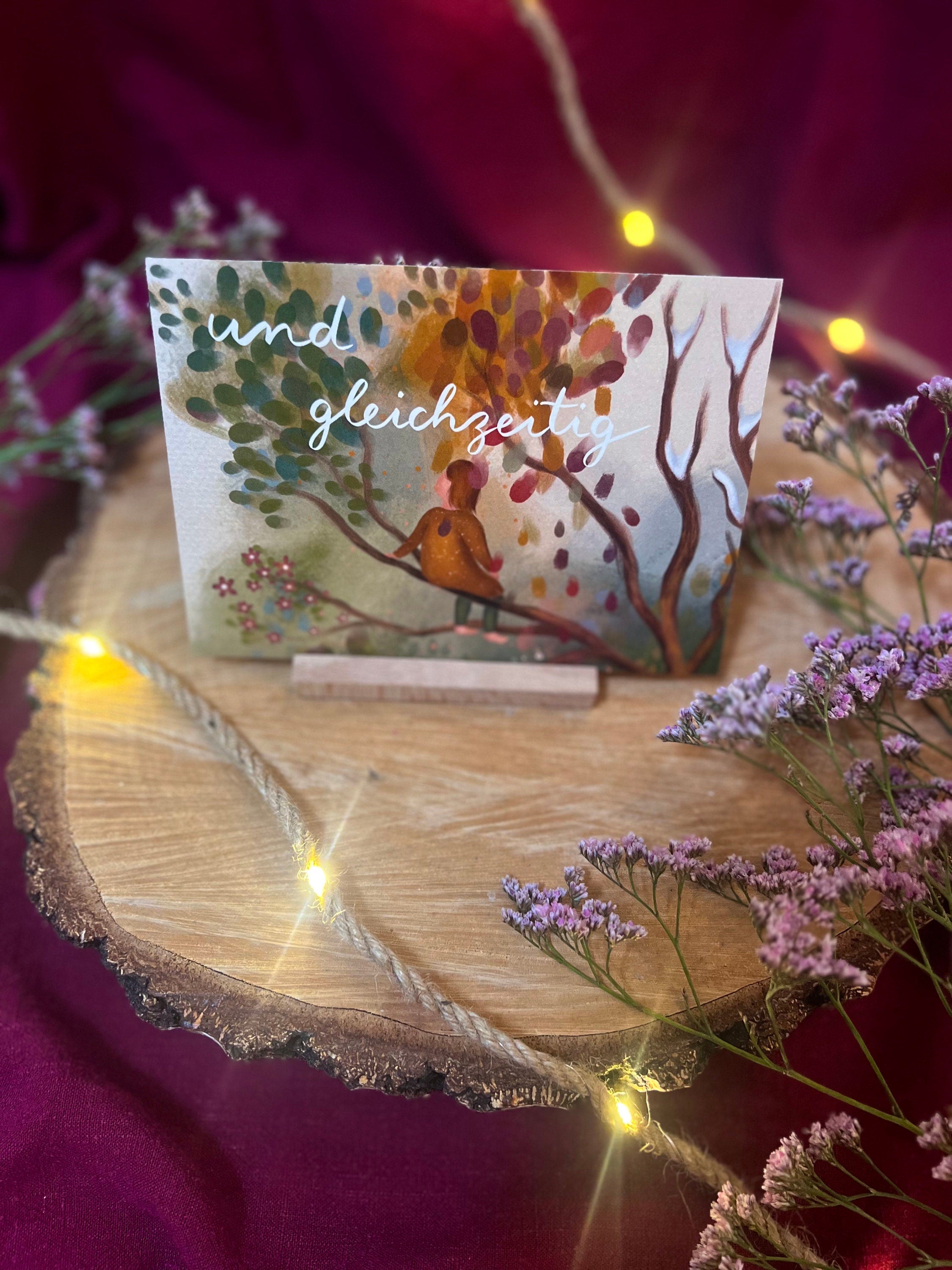 Postkarte „Und gleichzeitig“ | Baumbotschaften 1: Ein liebevoll illustriertes Affirmationsmotiv über Ambiguitätstoleranz & Gleichzeitigkeit.