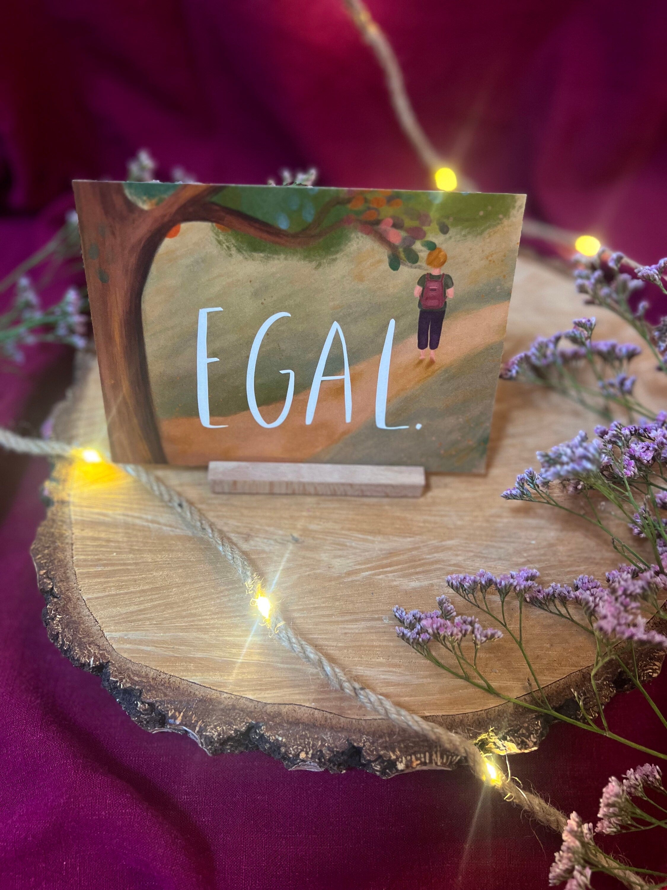 Postkarte „Egal.“ | Baumbotschaften 10: Ein liebevoll illustriertes Affirmationsmotiv über die Dinge, denen wir den Rücken zukehren können.