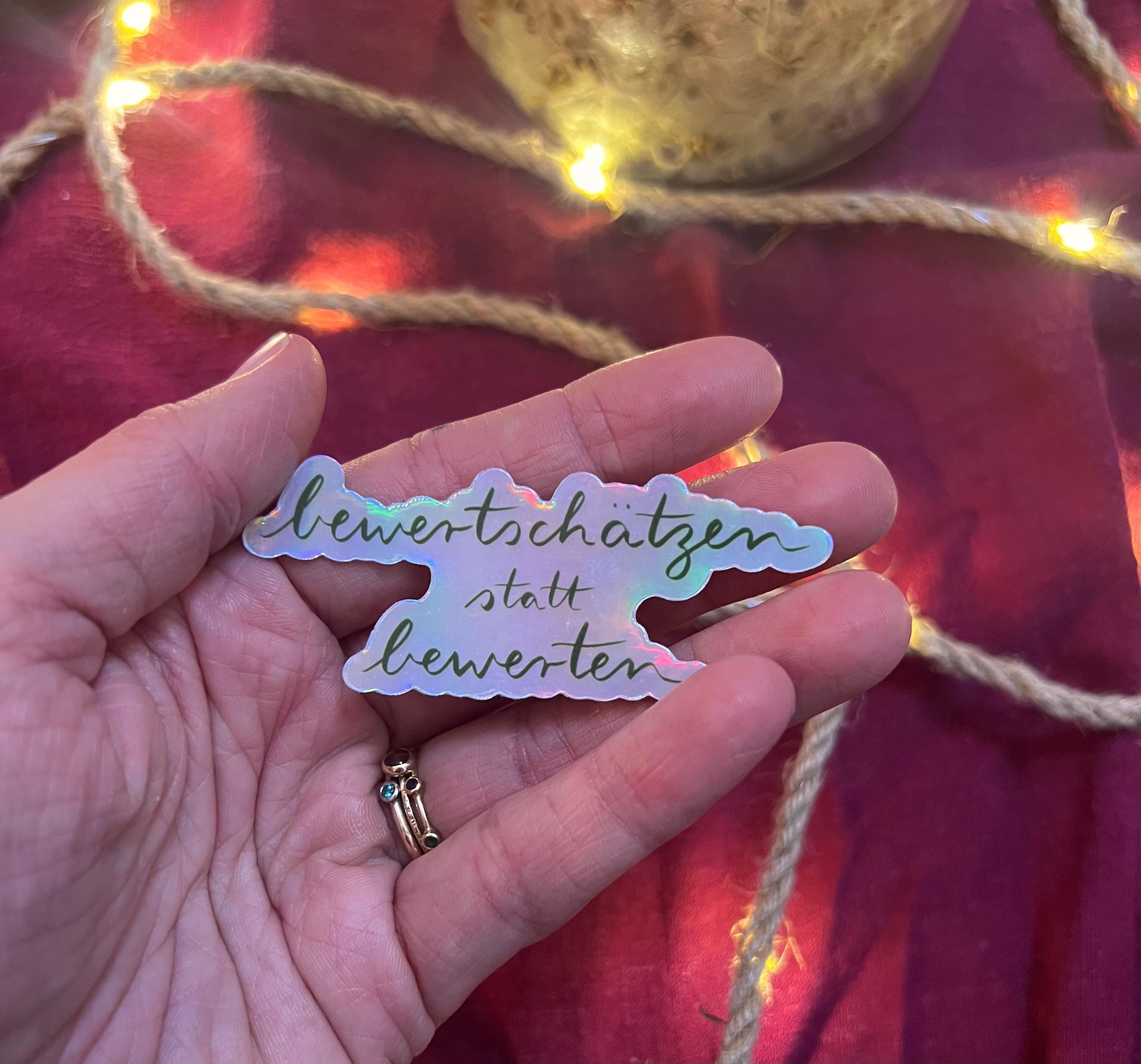 Sticker „bewertschätzen statt bewerten“ | Hochwertiger holographischer Sticker mit Regenbogeneffekt - zur Personalisierung von Handy, ...