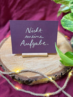 Postkarte „Nicht meine Aufgabe“ | Drei Wörter, die es manchmal braucht. Oder oft.