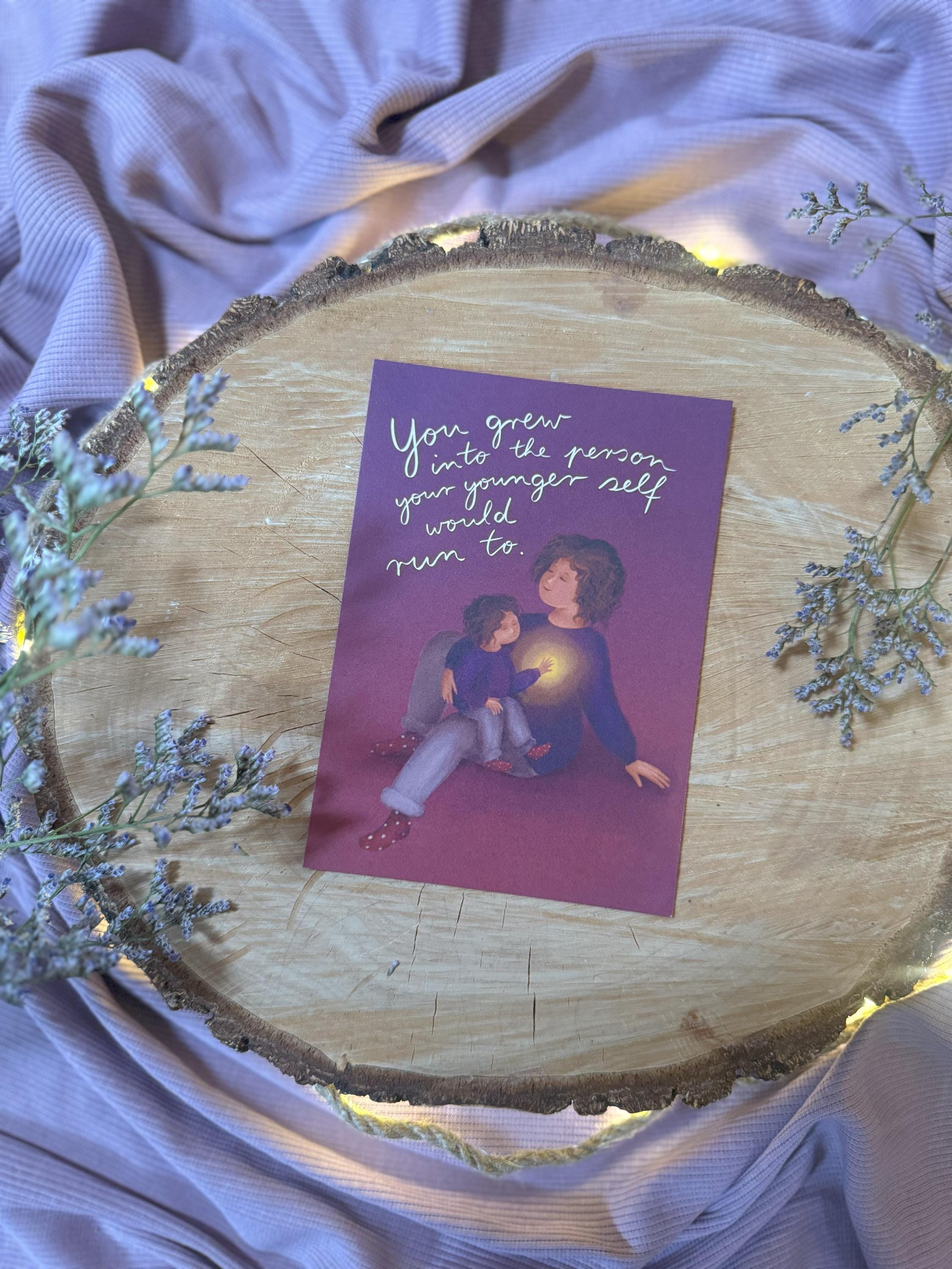 Postkarte „You grew into the person your younger self would run to“ | Ein Motiv über warmweichklares Ankommen bei dir selbst.