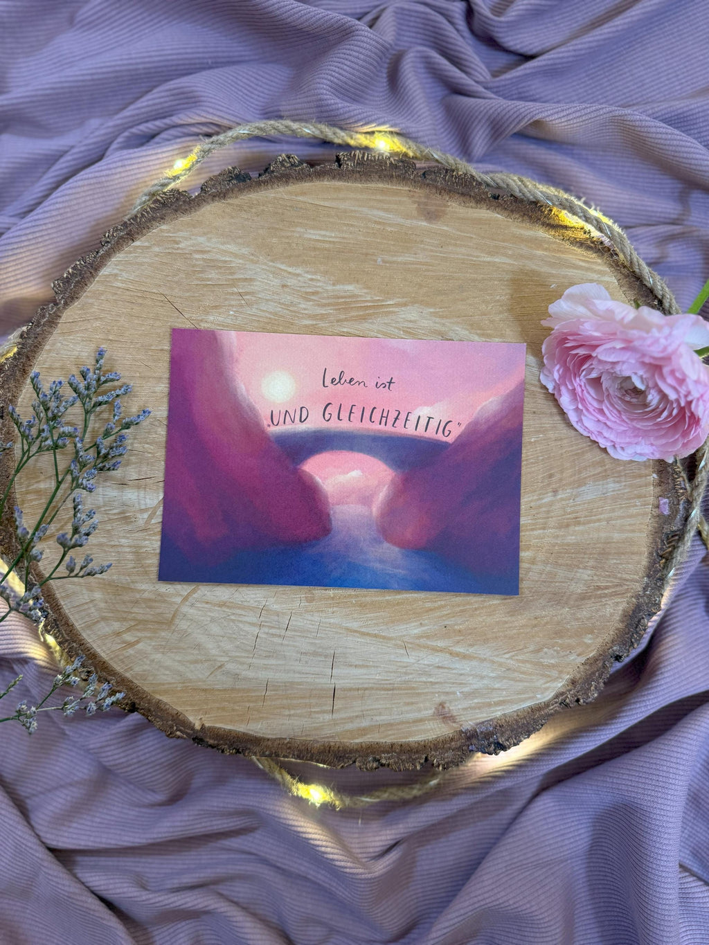 Postkarte „Leben ist und gleichzeitig“ | Eine Illustration und ein Text über Brücken, die tragen.