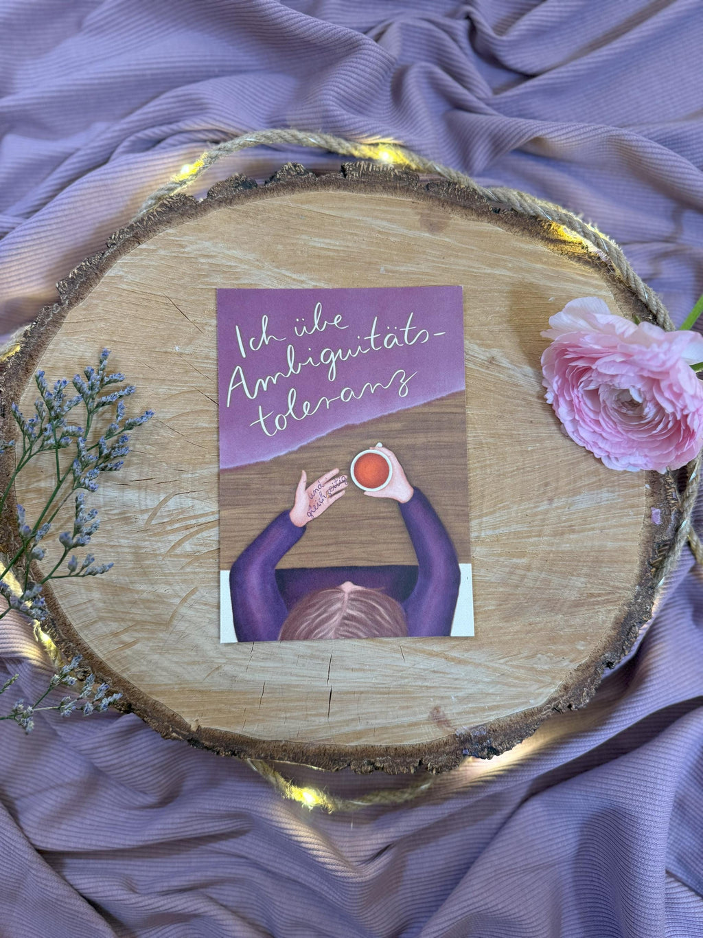 Postkarte „Ich übe Ambiguitätstoleranz“ | Eine Illustration und ein Text über eine besondere Unterhaltung.