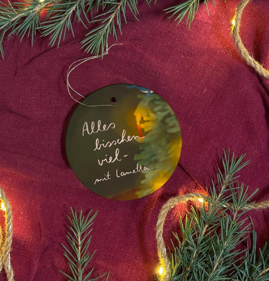 Baumanhänger „Alles bisschen viel mit Lametta“ | Für Weihnachtsbäume, Geschenke und alle anderen Orte, an denen alles bisschen viel ist.